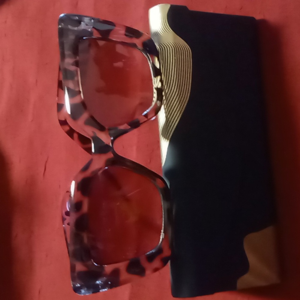 Tortoise shell sunglasses, wide side, oversized lens, w/ sunglass case.